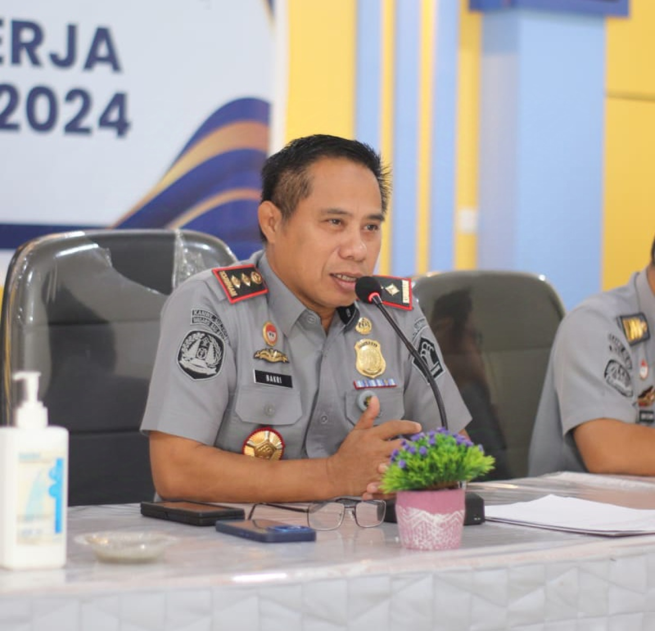 Kepala Kantor Imigrasi Bau-Bau Muhammad Bakri saat menyampaikan hasil capaian kinerja tahun 2024 (foto : humasimigrasibau-bau/redaksi_beritaformat.com)