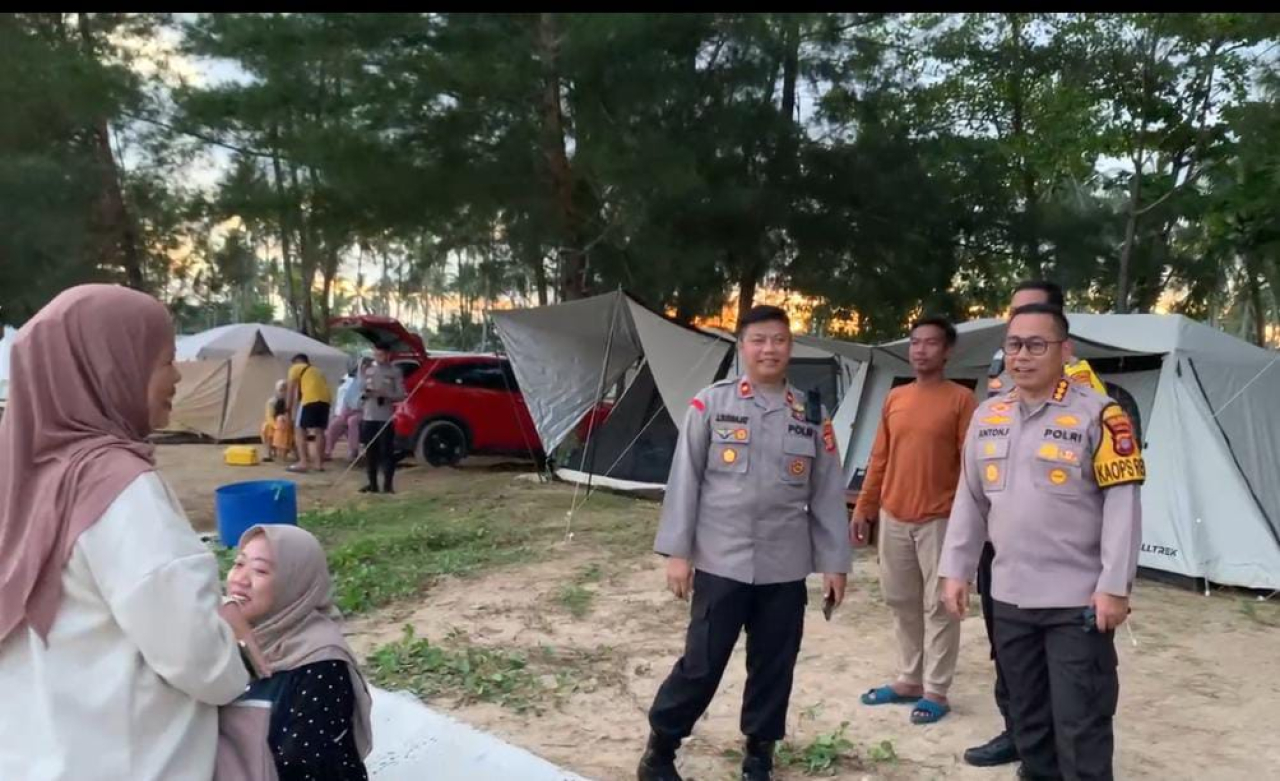 Kapolresta Balikpapan, Kombes Pol. Anton Firmanto, S.H., S.I.K., M.Si., saat berkomunikasi dengan salah satu pengunjung wisata pantai (foto : humasrestabalikpapan/salahudin_beritaformat.com)
