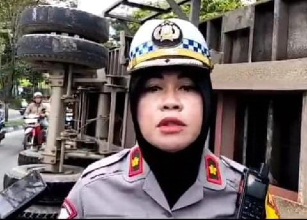 Kasatlantas Polresta Balikpapan Kompol Ropiyani disela tugas (foto : salahudin_beritaformat.com)
