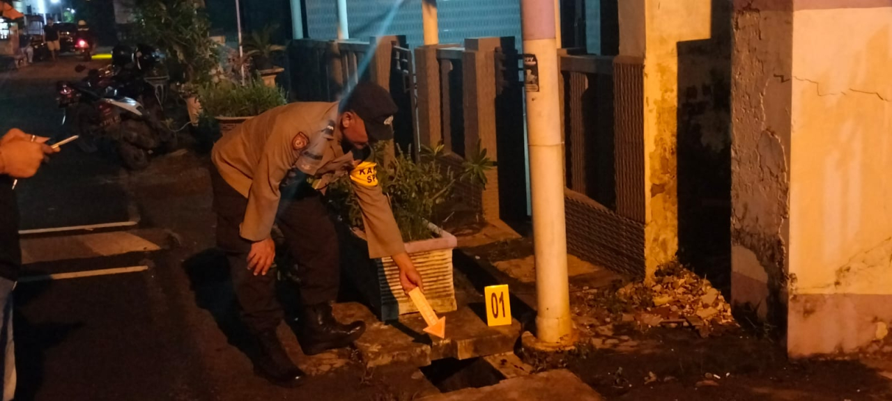 Petugas dari Polresta Mojokerto sedang melakukan olah TKP di lokasi (foto : humasrestamjk/erick_beritaformat.com)