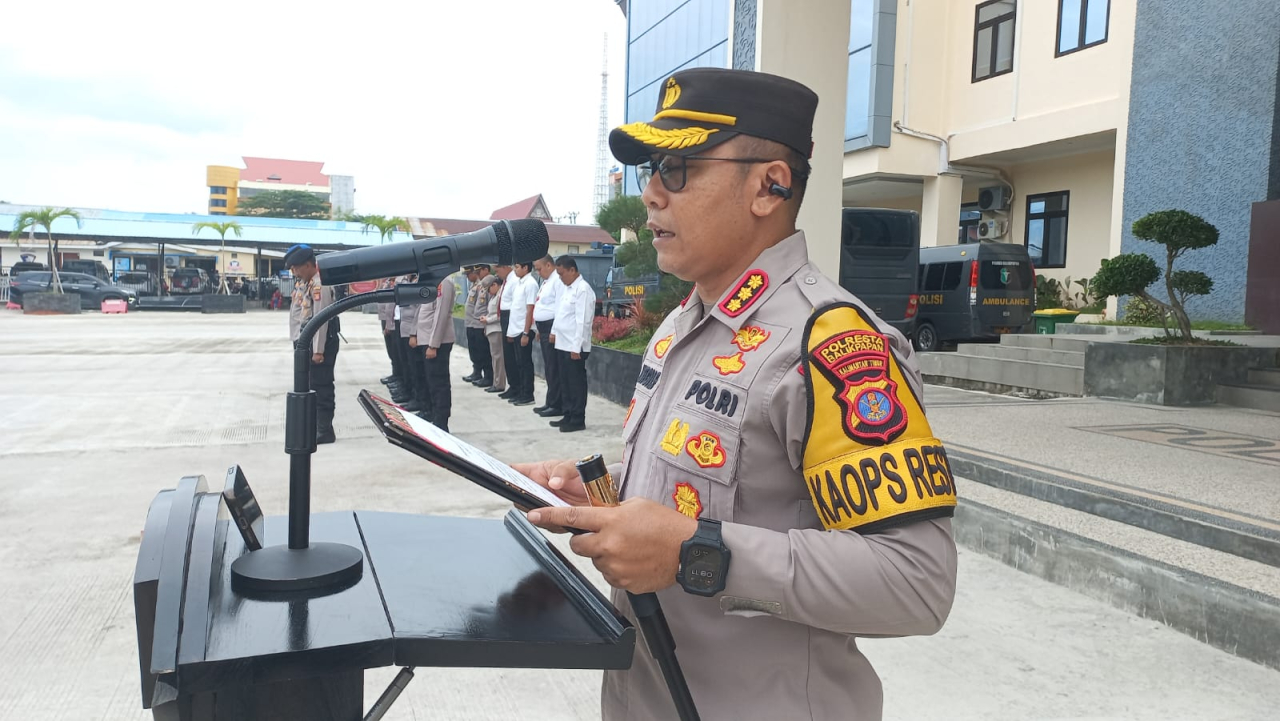 Kapolresta Balikpapan Kombes Pol Anton Firmanto, S.H., S.I.K., M.Si., saat memimpin apel mingguan (foto : humas Resta Balikpapan/salahudin_beritaformat.com)