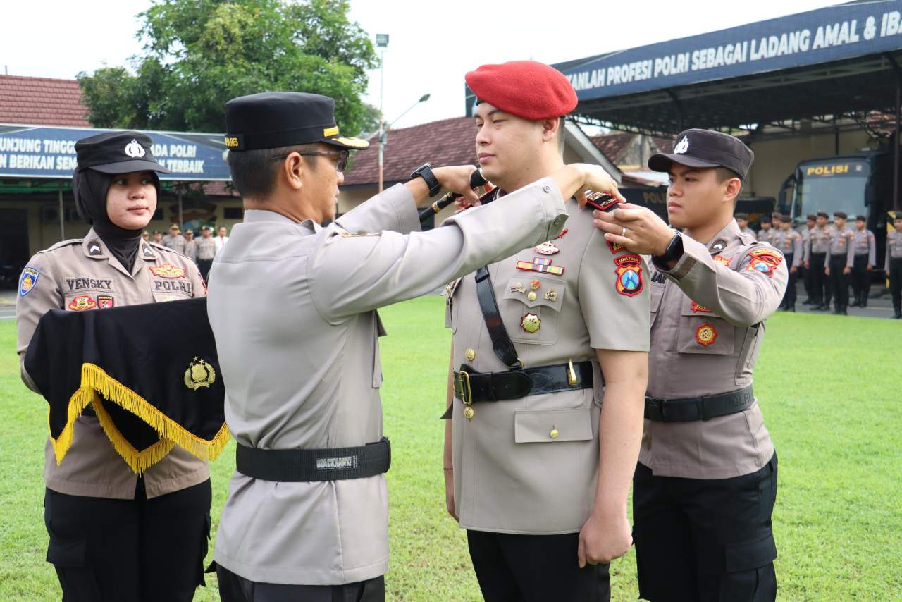 Kapolres Mojokerto Kota, AKBP Daniel S. Marunduri, S.I.K., M.H., pimpin sertijab Kasatreskrim yang baru di lapangan Patih Gajah Mada Polresta Mojokerto (foto : humasrestamjk/erick_beritaformat.com)