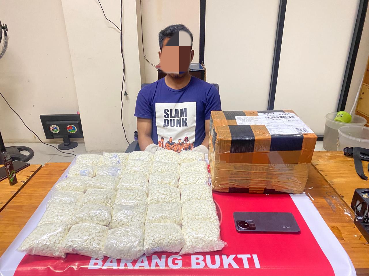 Tersangka berikut barang bukti puluhan ribu Pil LL yang berhasil diamankan petugas Sat Resnarkoba Polresta Balikpapan (foto : humas Resta Balikpapan/salahudin_beritaformat.com)