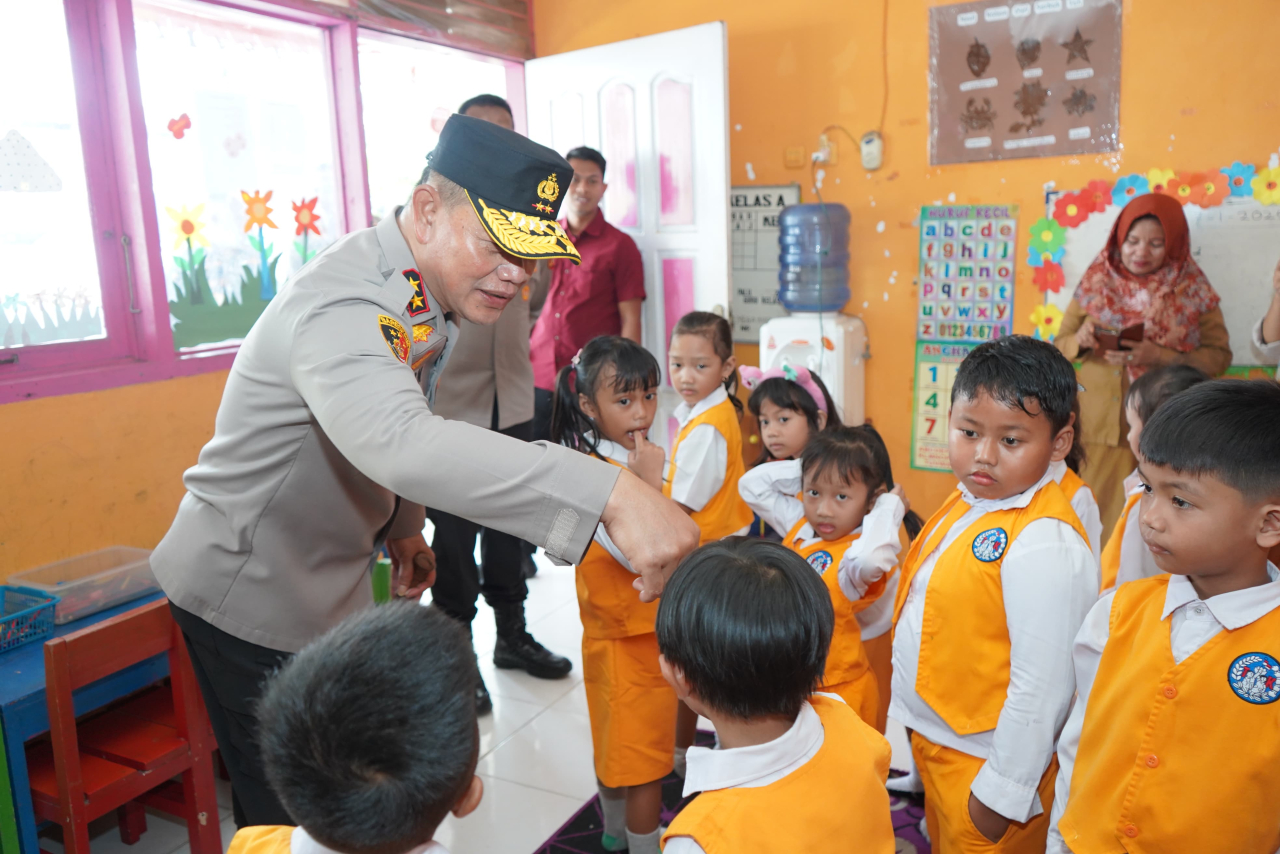 Kapolda Sulteng Irjen Pol Dr. Agus Nugroho saat mengunjungi TK Pimstaf Kemala Bhayangkari Polda Sulteng (foto : humas polda Sulteng/asri_beritaformat.com)