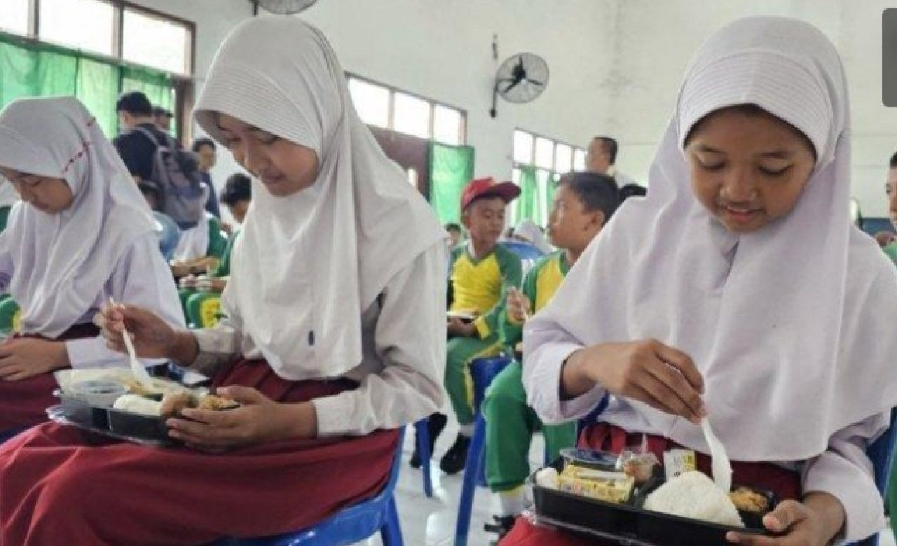 Siswa siswi saat mencoba menu makan bergizi gratis (foto: salahudin_beritaformat.com)