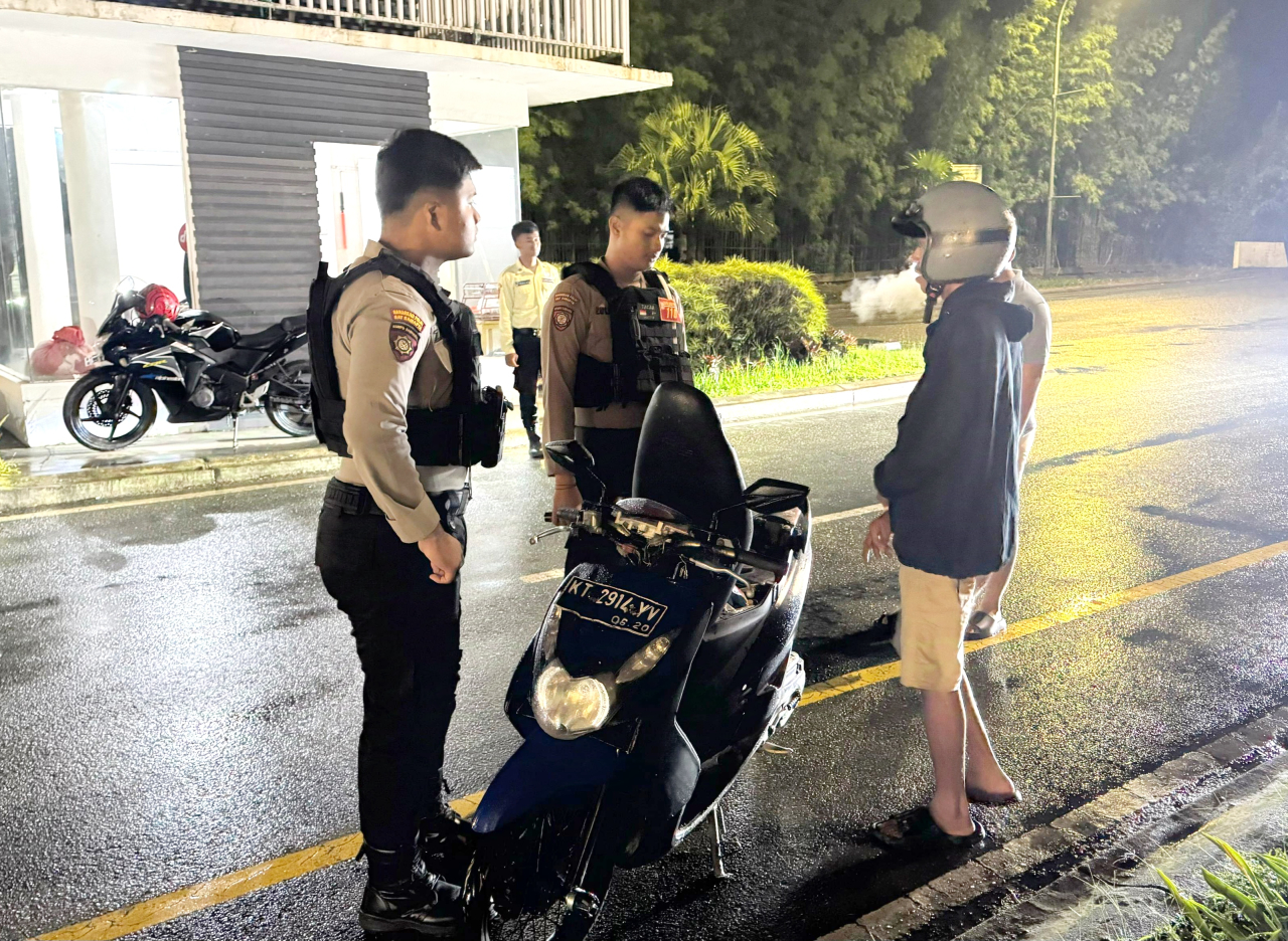 Personil Sat Sabhara Polresta Balikpapan saat menghentikan pengendara yang menggunakan knalpot brong (foto : humasrestabalikpapan/salahudin_beritaformat.com)