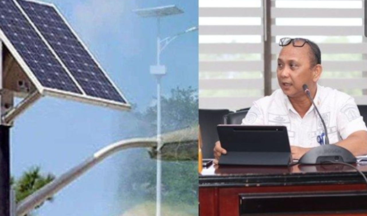 Kepala Dinas Perhubungan Kota Balikpapan Adwar Skenda Putra dan contoh PJU-TS yang akan dipasang di jalan pemukiman (foto : salahudin_beritaformat.com)
