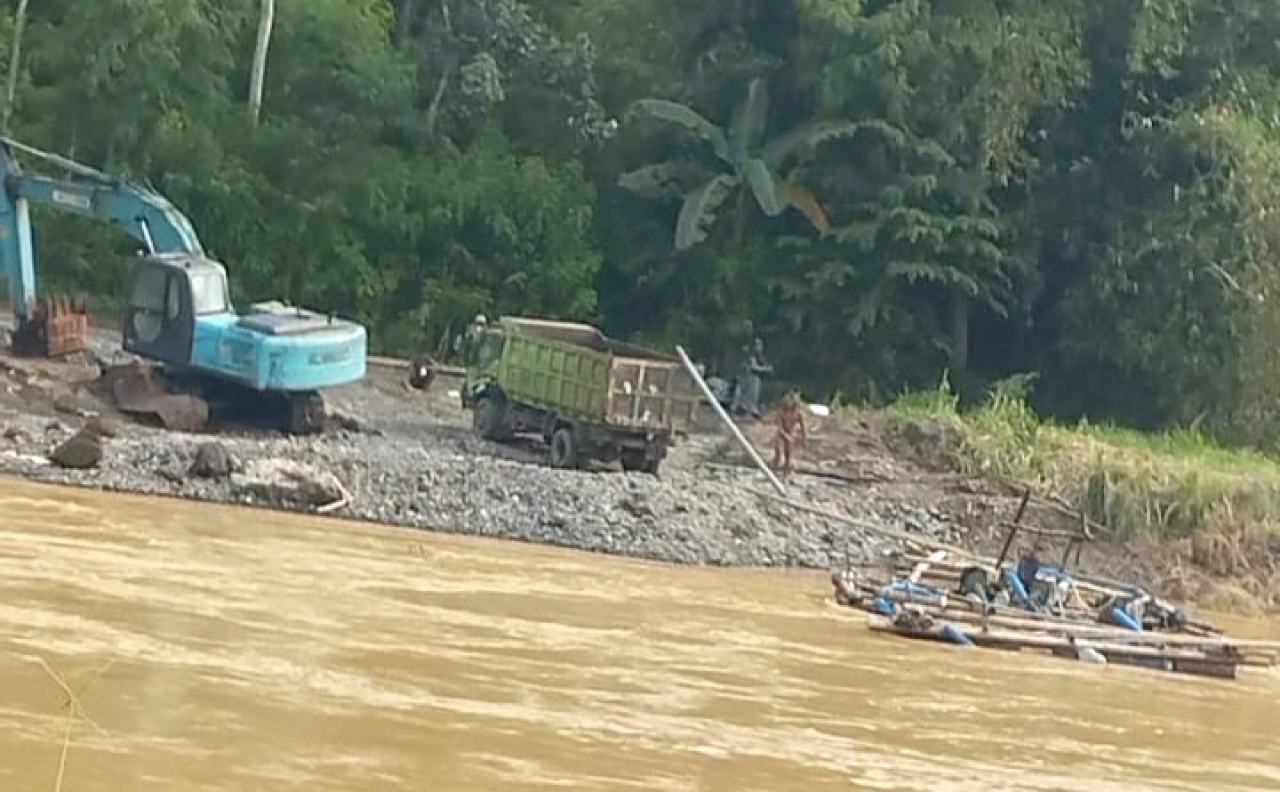 Terlihat alat berat jenis axcavator dan ponton sedang melakukan aktivitas penambangan pasir di bantaran sungai Brantas Ngunut Tulungagung (foto : qris_beritaformat.com)