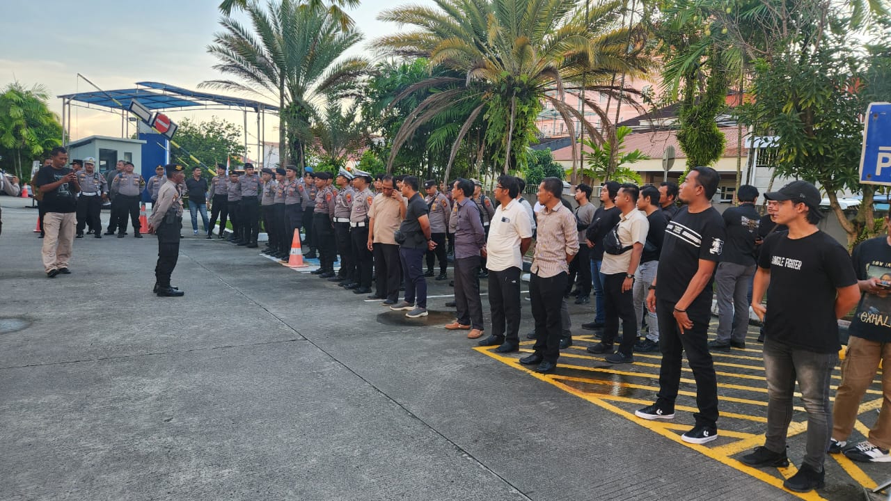 Kabag Ops Polresta Balikpapan Kompol Dede Kurniawan, S.I.K., S.H., saat memimpin apel kesiapan personel pengamanan rapat pleno terbuka penetapan Walikota Balikpapan di Hotel Novotel (foto : humasrestabalikpapan/salahudin_beritaformat.com)