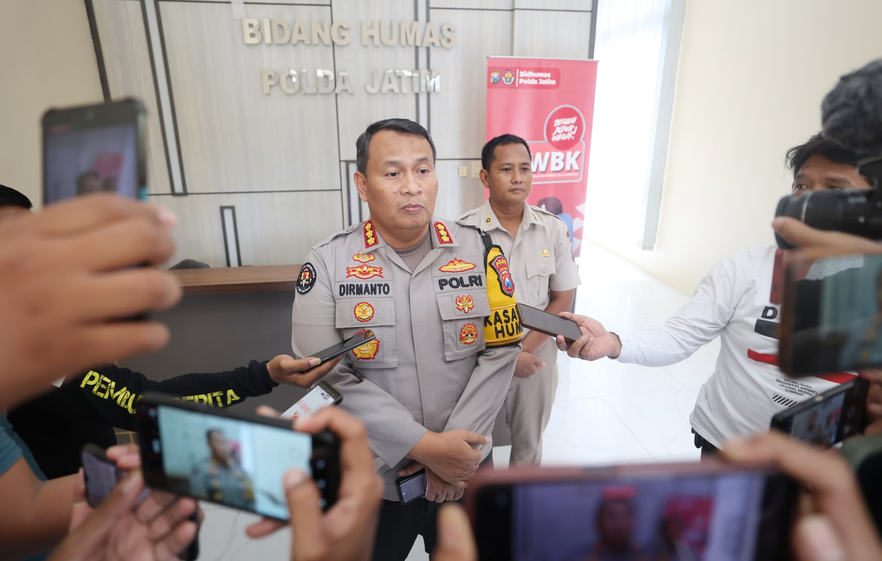 Kabid Humas Polda Jatim Kombes Pol. Dirmanto saat memberikan keterangan pada awak media (foto : bidhumaspoldajatim/luthfi_beritaformat.com)