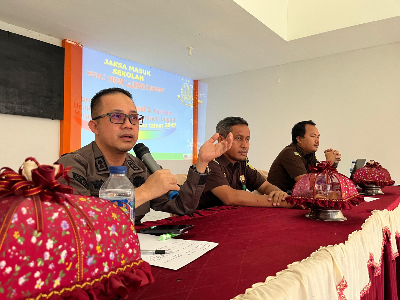 Pemateri dari unsur Kejaksaan saat menyampaikan materi terkait bahaya narkoba, korupsi dan moderasi (foto : humaskejarisulteng/asri_beritaformat.com)