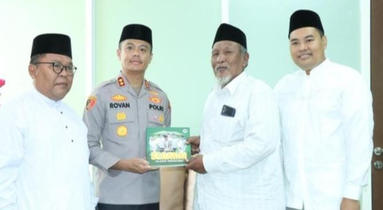 Kapolres Gresik, AKBP Rovan Richard Mahenu, S.I.K., M.Si., memperkuat sinergitas dengan Forum Komunikasi Pimpinan Daerah (Forkopimda) Kabupaten Gresik (foto : humaskabgresik/212_beritaformat.com)