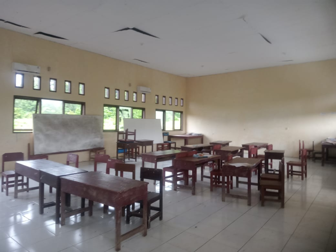 Kondisi salah satu ruangan kelas yang kosong tampak tidak terawat dan banyak plafon yang rusak (foto : agus/asri_beritaformat.com)