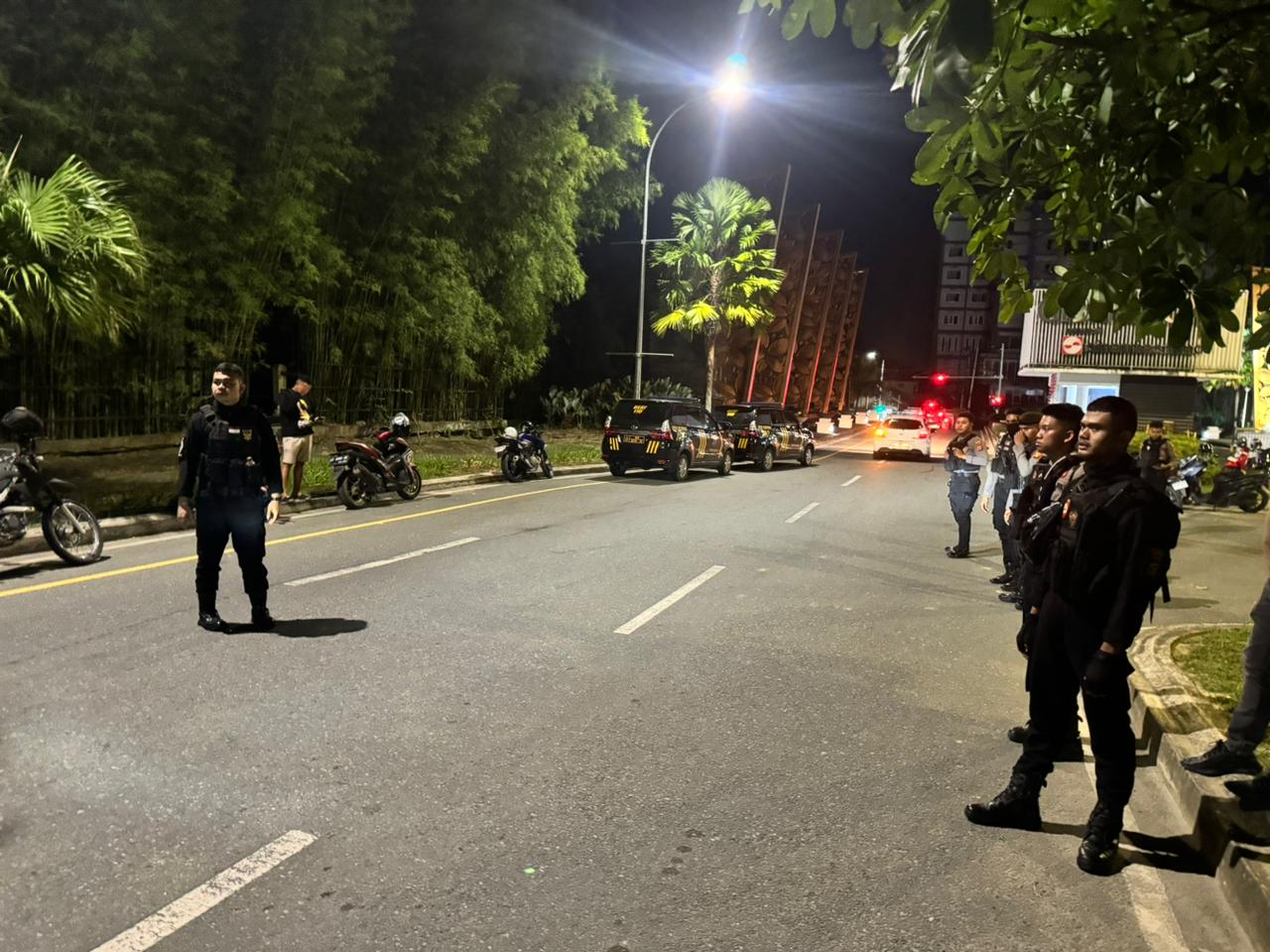 Personel Sat Samapta Polresta Balikpapan saat melaksanakan giat cipta kondisi (foto : humasrestabalikpapan/salahudin)