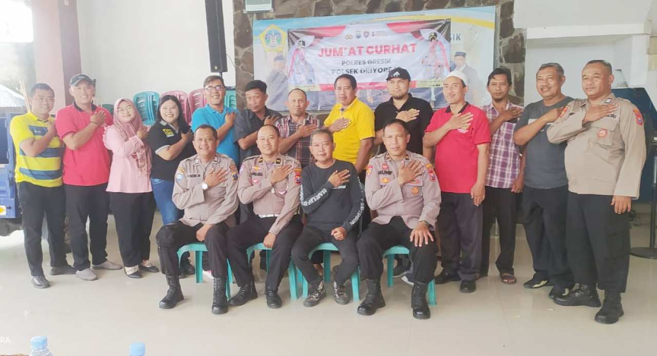 Jajaran Polsek Driyorejo bersama warga usai kegiatan jumat curhat (foto : 212_beritaformat.com)