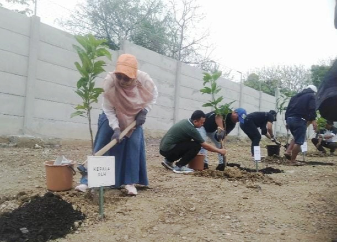Sri Subaidah, Kepala DLH Kab. Gresik saat launching program "Saji Sapo" sebagai upaya pemenuhan RTH dan menjaga kualitas udara Kabupaten Gresik (foto : Syam/212_beritaformat.com)