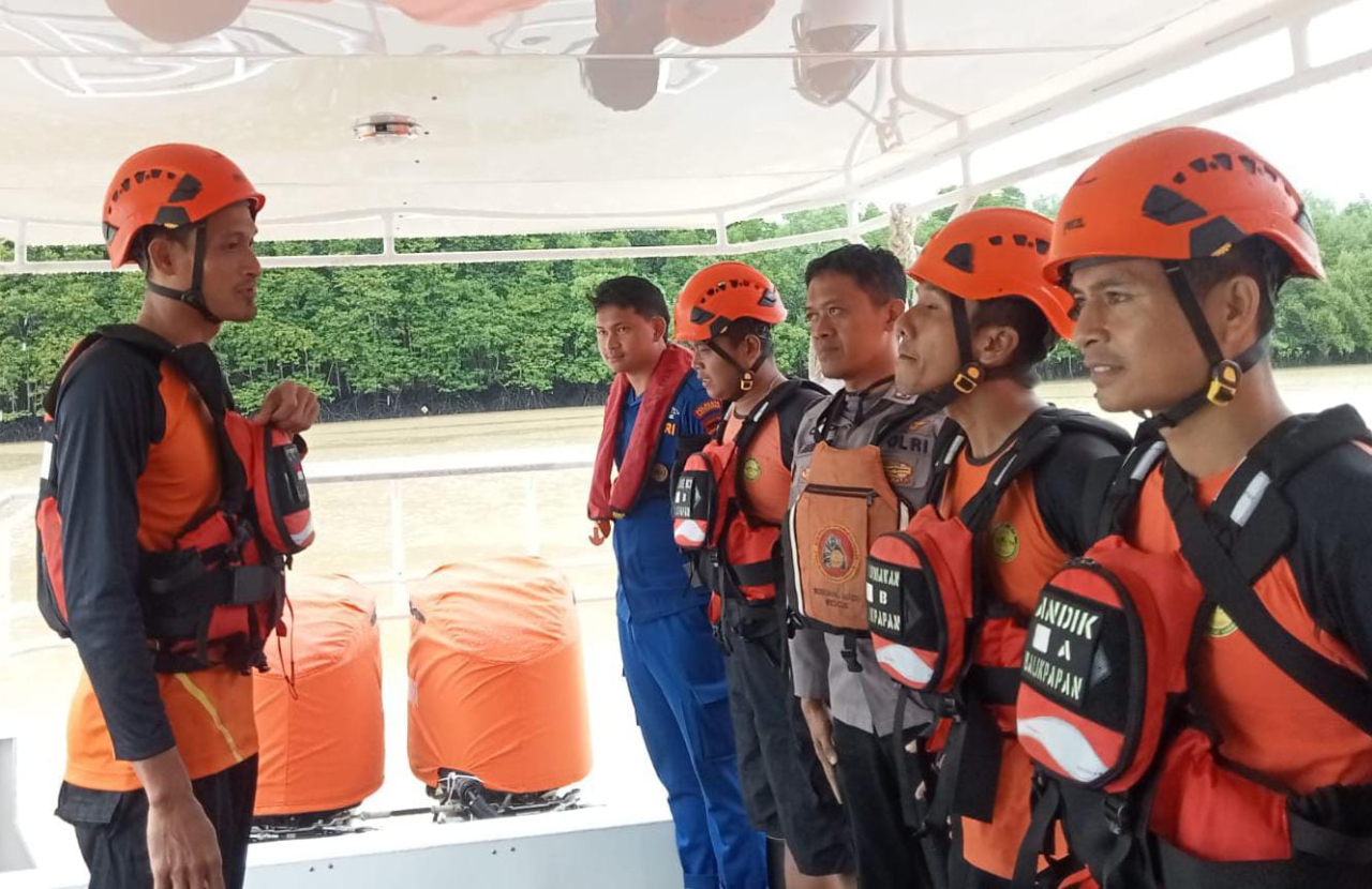 Sat Polairud Polresta Balikpapan dan Basarnas persiapan evakuasi korban (foto : humasrestabalikpapan/salahudin_beritaformat.com)