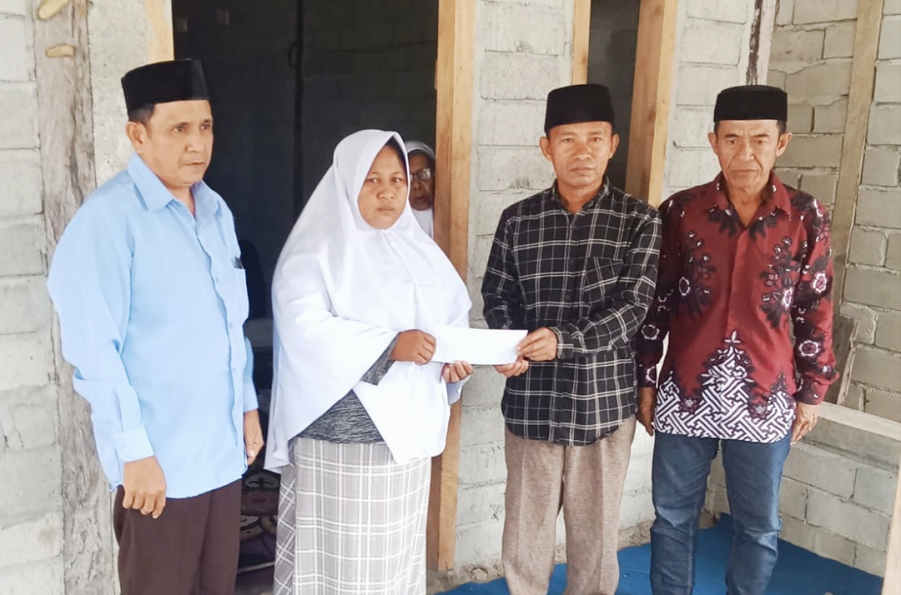 Kades Tada Timur saat memberikan santunan duka kepada keluarga almarhum (foto : enos_beritaformat.com)