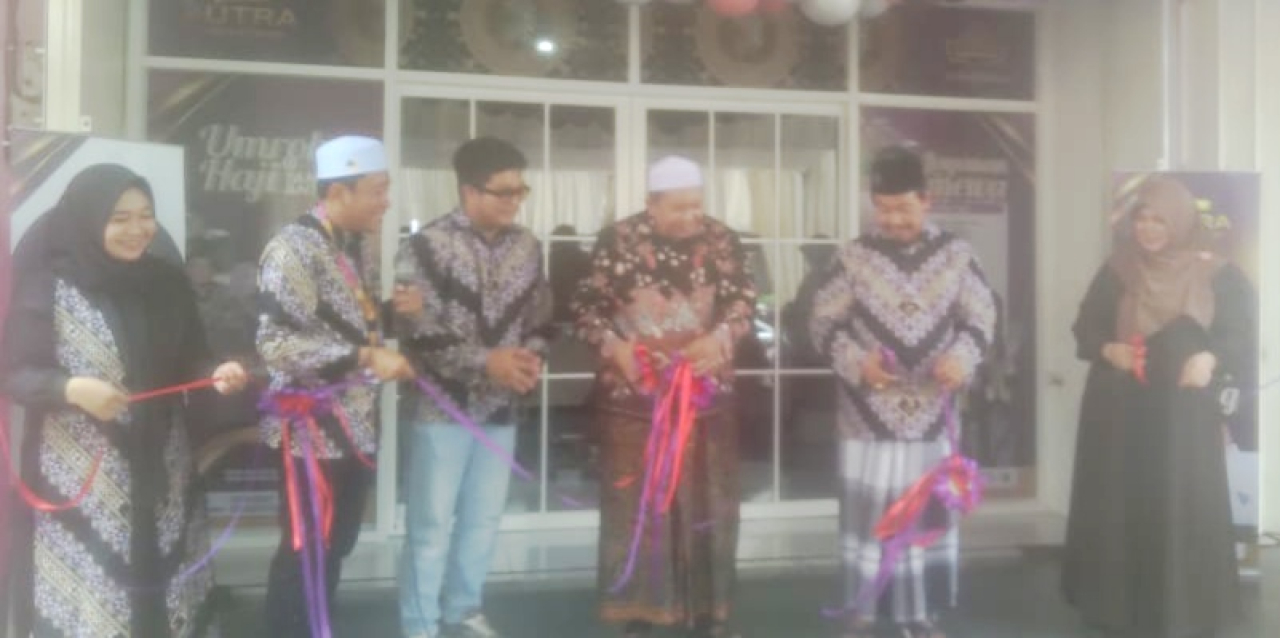Pemotongan pita oleh Kepala Cabang PT. Sutra Tour Hidayah, Gus Ainul Mubarok (foto : Syam/212_beritaformat.com)