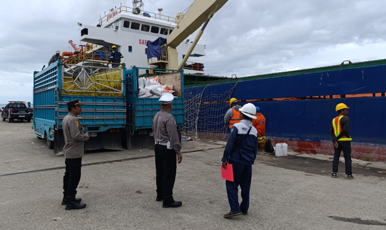Anggota Polresta Balikpapan saat melakukan giat monitoring dan pengamanan bongkar muat beras di pelabuhan Semayang Balikpapan (foto : humasrestabalikpapan/salahudin_beritaformat.com)