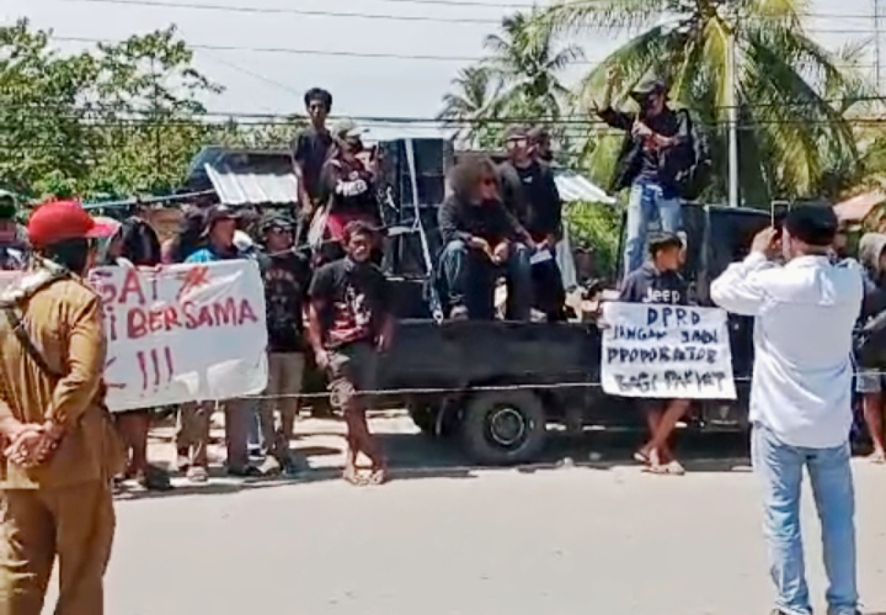 Masa aksi unjuk rasa tolak penutupan tambang odi jembatan Taopa (foto : asri_beritaformat.com)