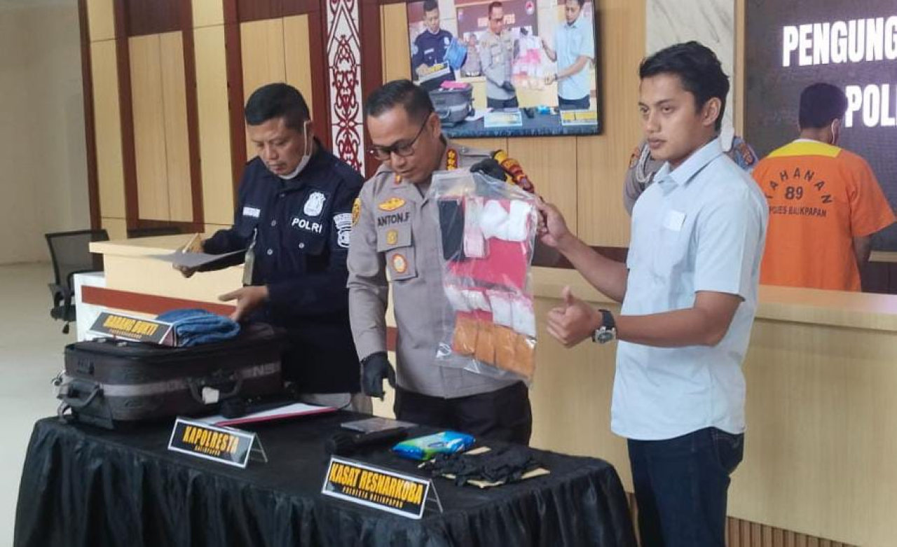 (Kiri) Kasi Humas Polresta Balikpapan Ipda Sangidun, (tengah) Kapolresta Balikpapan Kombes Pol Anton Firmanto dan (kanan) Kasat Narkoba Polresta Balikpapan AKP Bangkit saat pers rilis ungkap kasus narkotika jenis sabu (foto : humasrestabalikpapan/salahudi