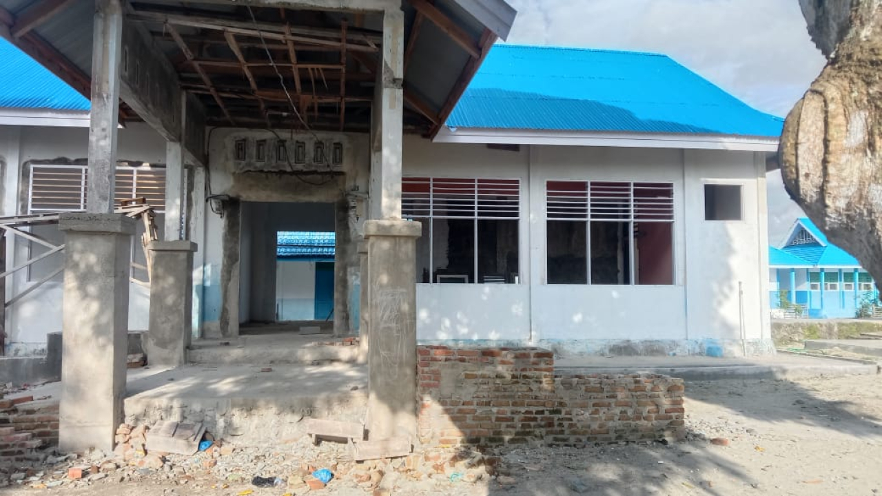Mangkrak : bangunan RKB SMPN 4 Dampelas yang pengerjaannya diduga asal jadi dan tidak sesuai spektek (foto : agus/asri_beritaformat.com)
