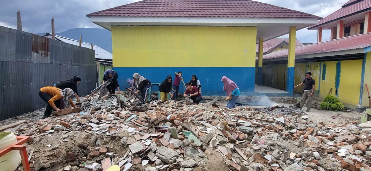 Mengganggu : tampak tumpukan sisa bongkaran yang menggunung dan mengganggu aktivitas belajar mengajar di SDN 26 Palu