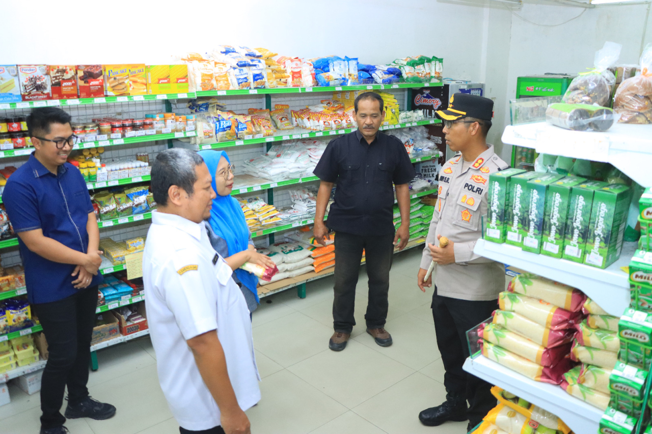 Kapolres Ngawi, AKBP Dwi Sumrahadi Rakhmanto, S.I.K., M.H., melakukan pengecekan stok dan harga Bapokting di salah satu swalayan (foto : humasresngawi/bagus_beritaformat.com)