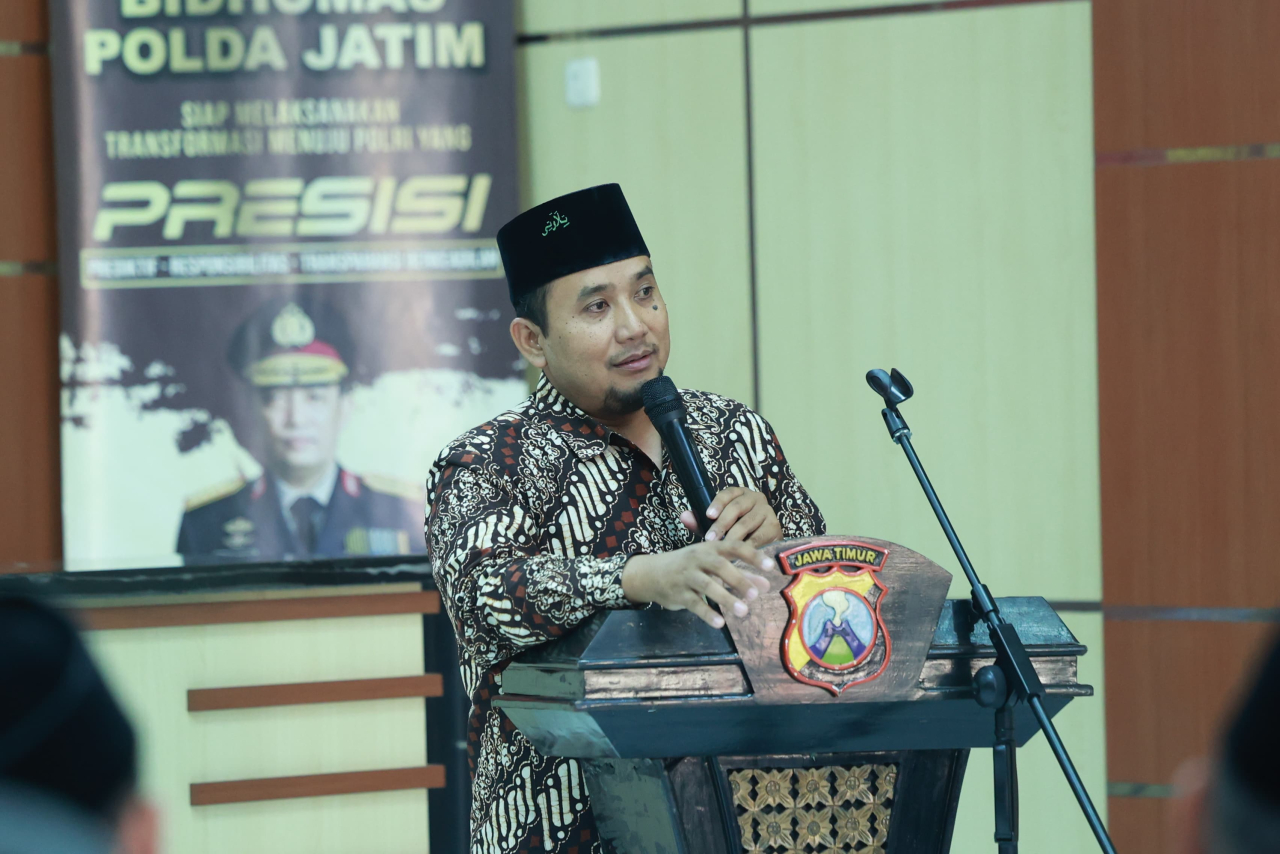 Pengasuh Ponpes Nurul Falah Surabaya, Drs.KH.Toha Mahsun, saat menyampaikan apresiasinya pada Polri dalam rangka penerimaan taruna/taruni Polri dari alumnus Pondok Pesantren (foto : humaspolrestabessurabaya/bagus/luthfi_beritafotmat.com)