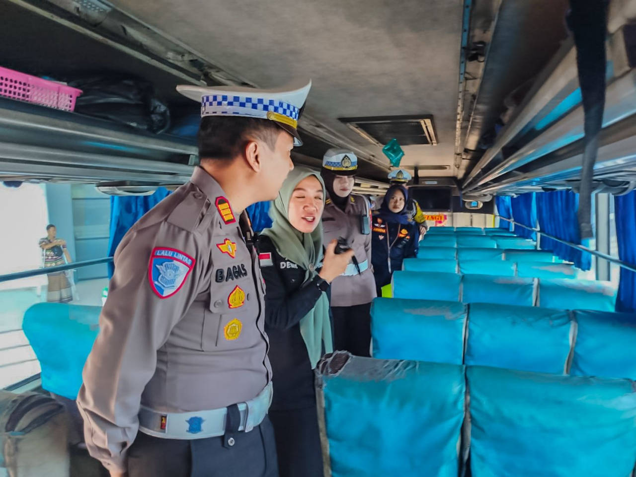 Kasat Lantas Polres Jember, AKP Bernardus Bagas Simarmata melakukan rampceck pada bus umum (foto : humasresjember/bagus_beritaformat.com)