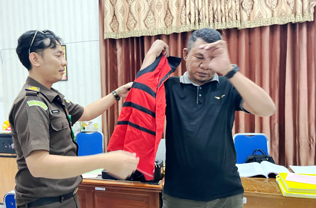 Tersangka pelaku kekerasan seksual pada anak dibawah umur WHM (oknum Kades Soulowe) mengenakan rompi merah tahanan Kejaksaan Negri Donggala (foto : humaskejaridonggala/asri_beritaformat.com)