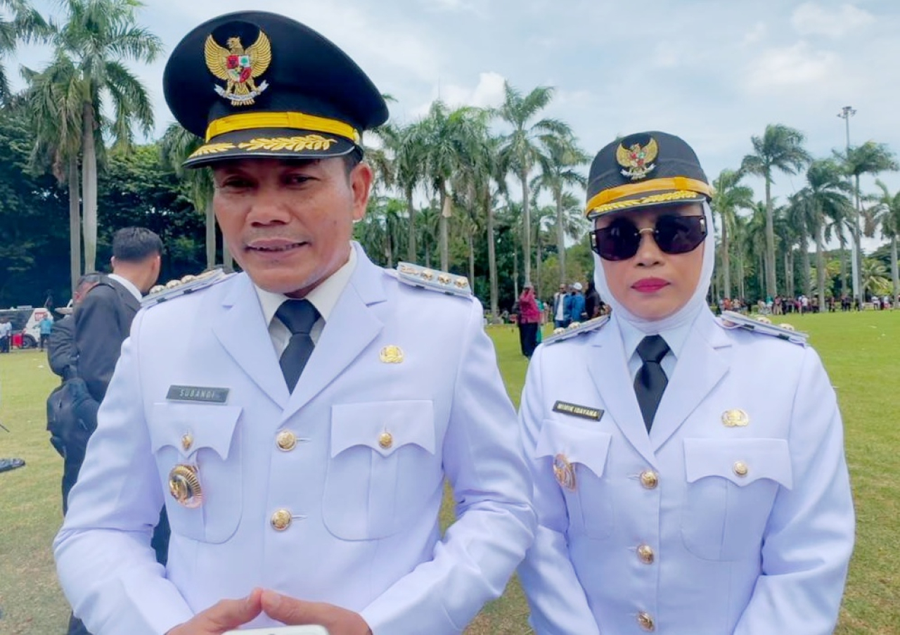 Bupati dan Wakil Bupati Sidoarjo, H. Subandi dan Hj. Mimik disela acara usai pelantikan kepala daerah di Jakarta (foto : humaskabsidoarjo/mashuri_beritaformat.com)