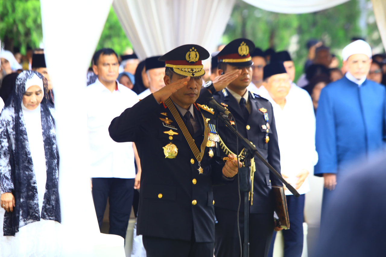Kabareskrim Polri, Komjen Pol Wahyu Widada saat memimpin upacara prosesi pemakaman (foto : humasmabespolri/bagus_beritaformat.com)