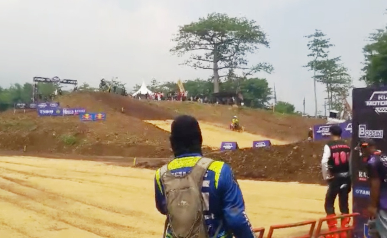 Kejuaraan motor cross di Sirkuit Desa Dieng Gempol Pasuruan Jawa Timur (foto : mashuri_beritaformat.com)