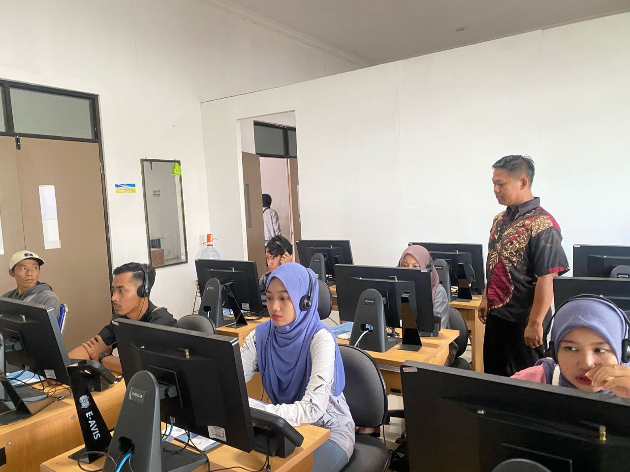 Pemohon SIM saat melaksanakan ujian tulis di ruang Satpas Satlantas Polres Nganjuk (foto : humasresnganjuk/wiro_beritaformat.com)