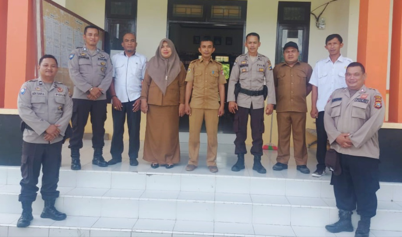 Sat Binmas Polres Touna sambang di kantor Kelurahan Eumalingku (foto : humasrestouna/asri_beritaformat.com)