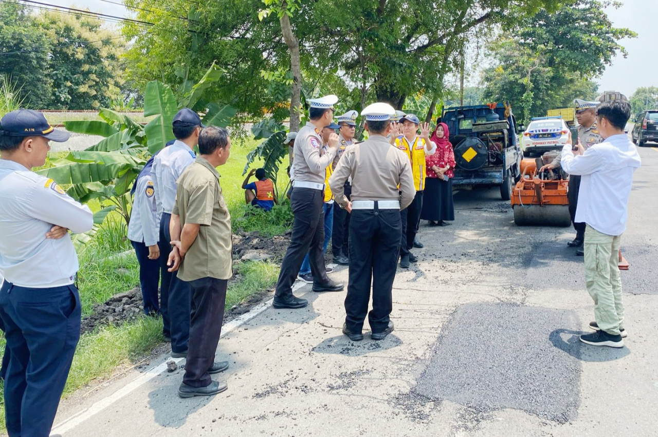 Kasat Lantas Polres Nganjuk AKP Ivan Danara Oktavian, saat meninjau perbaikan jalan yang rusak (foto : humasresnganjuk/wiro_beritaformat.com)