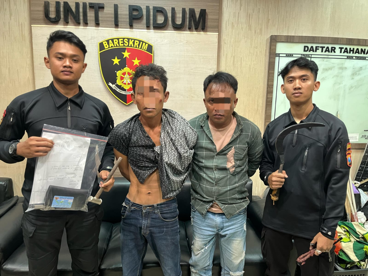 Kedua pelaku dan alat yang digunakan untuk melakukan kejahatan (foto : humasresgresik/wiro_beritaformat.com)