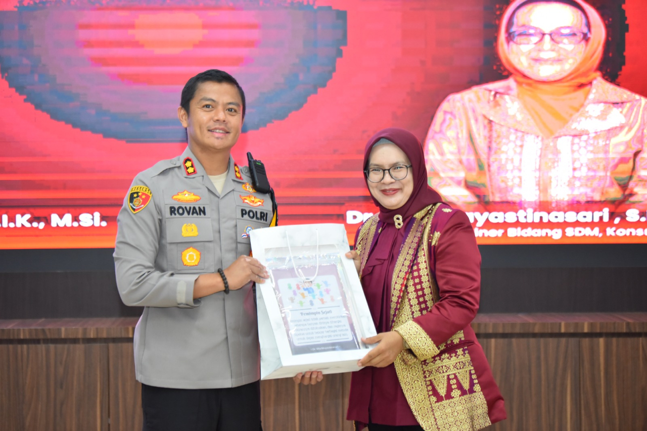 Kapolres Gresik, AKBP Rovan Richard Mahenu saat menerima lembar materi coaching clinic dari pemateri (foto : humasresgresik/wiro_beritaformat.com)