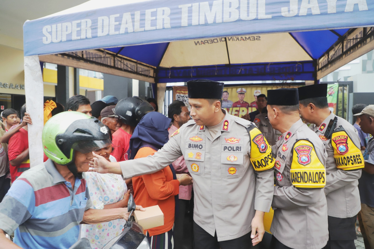 AKBP Bimo membagikan takjil pada pengguna jalan yang lewat didepan Mapolres Kediri (foto : humasreskediri/qris_beritaformat.com)