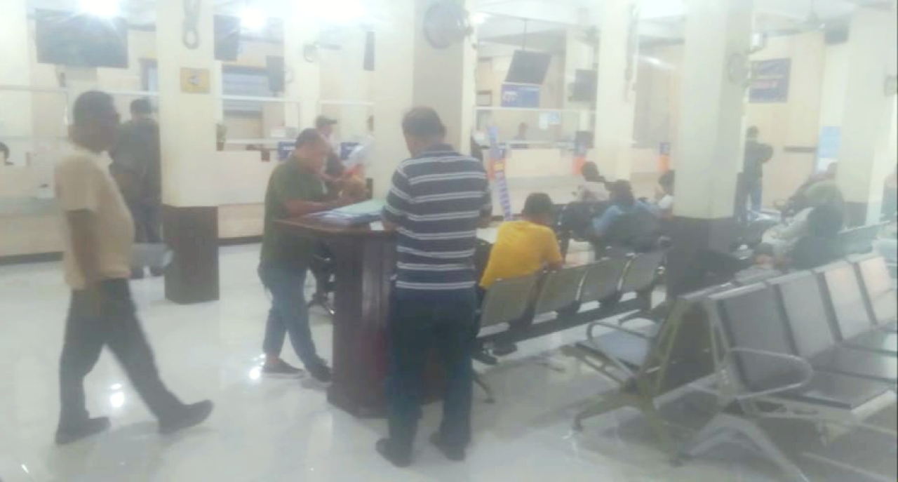 Suasana ruang pelayanan di Samsat Kedungcowek Surabaya (foto : 212_beritaformat.com)