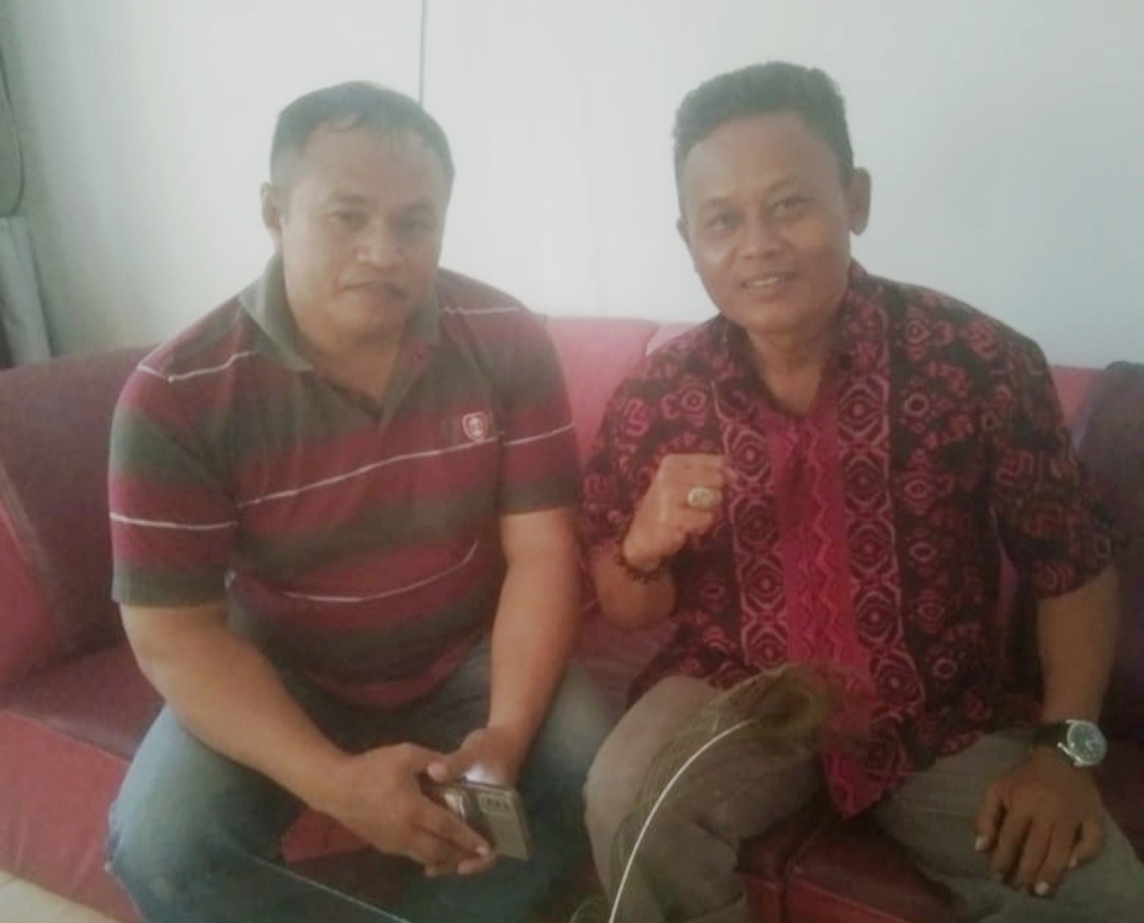 Kepala Kantor Perwakilan Sulawesi Tengah saat mengklarifikasi langsung Kades Suli, I Wayan Sugita (foto : asri/enos_beritaformat.com)