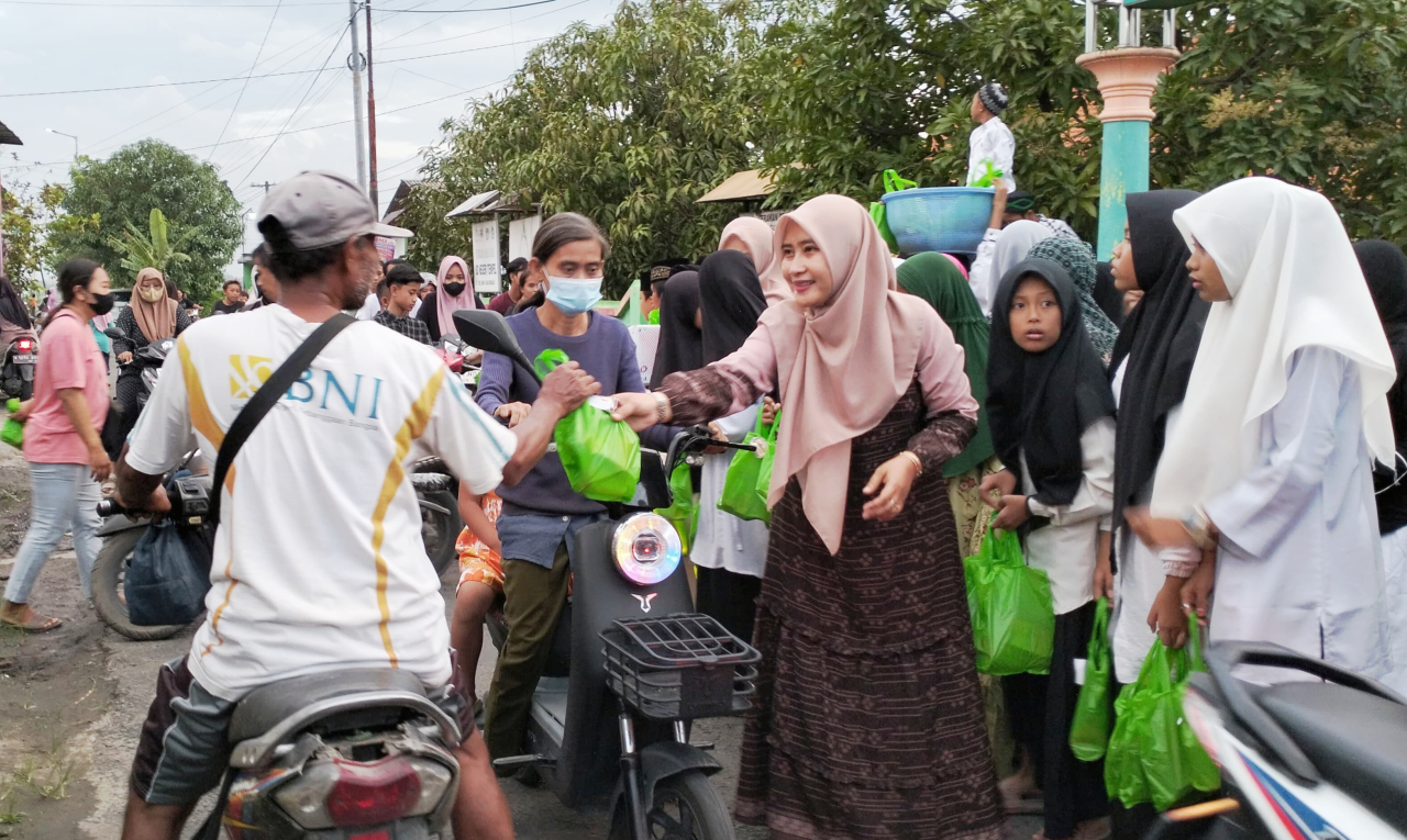 Takjil : pembagian takjil didepan sekolah kepada para pengguna jalan yang melintas oleh siswa dan guru SDN Tempel Krian (foto : azies_beritaformat.com)