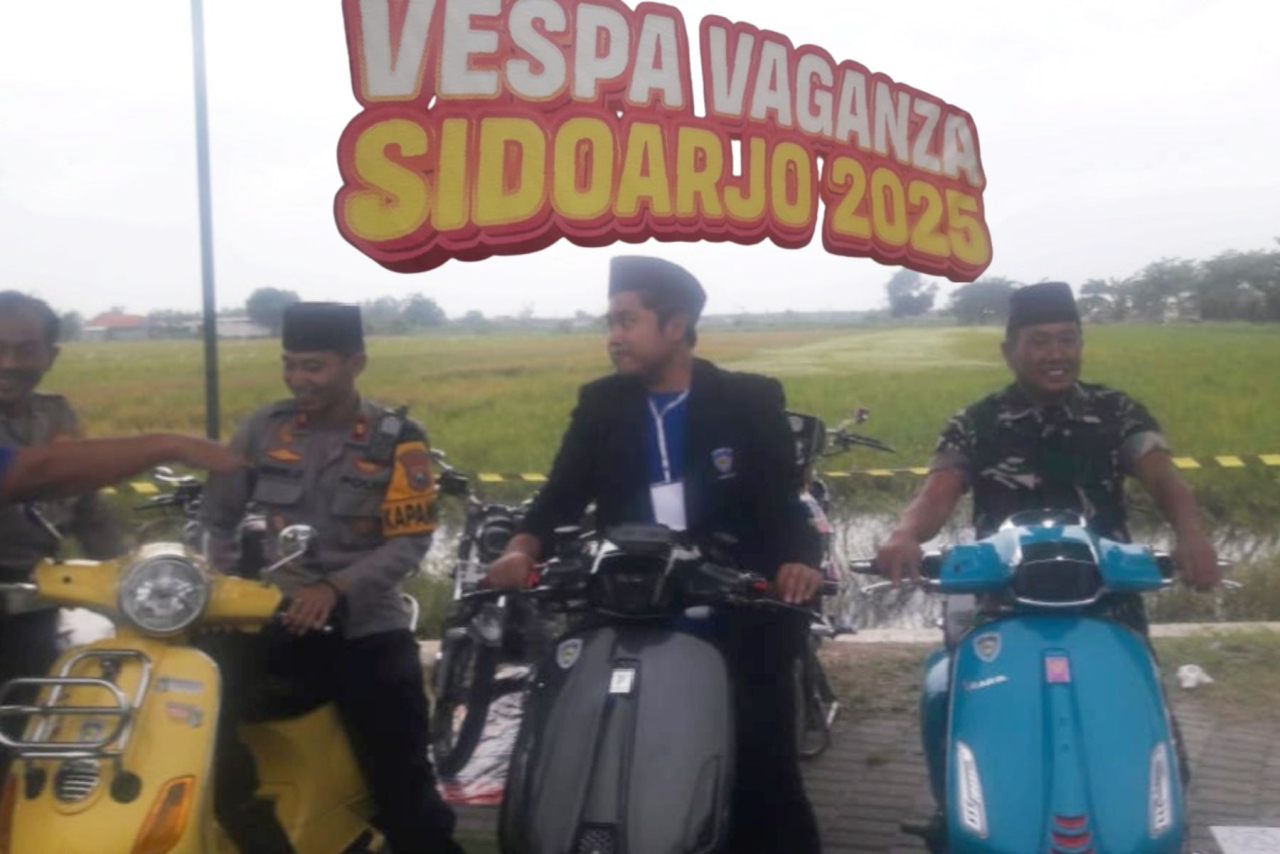 Bupati Sidoarjo (jas hitam) saat menghadiri Vespa Vaganza Sidoarjo 2025 (foto : mashuri_beritaformat.com)
