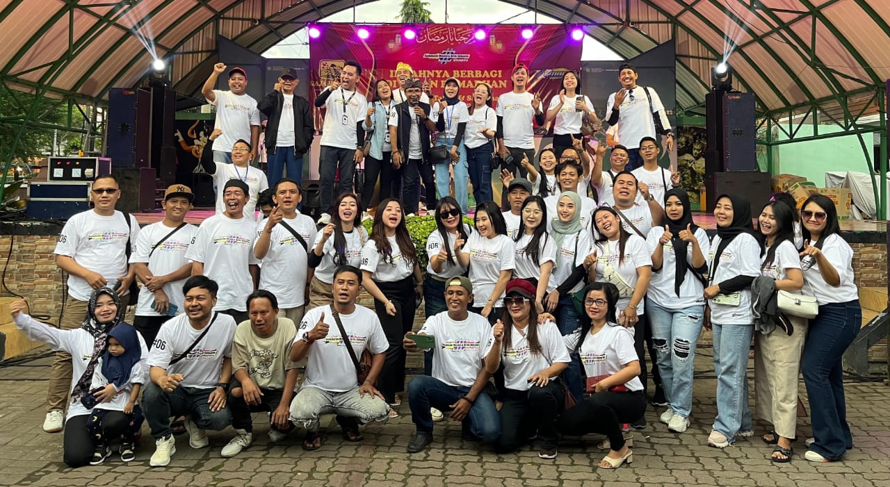 Komunitas SMART Sidoarjo usai melaksanakan kegiatan pembagian takjil dan santunan anak yatim (foto : zeus_beritaformat.com)