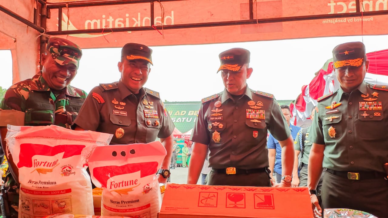 Pangdam V Brawijaya, Mayjen TNI Rudi Saladin, M.A saat mengunjungi stand bazar Kodim 0817/Gresik (foto : pendim0817/hartono_beritaformat.com)