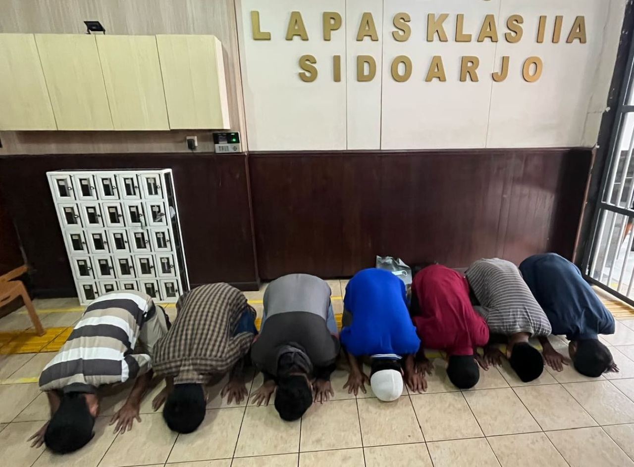 Syukur : 7 WBP Lapas Kelas IIA Sidoarjo sujud syukur setelah resmi mendapatkan remisi bebas (foto : humaspassidoarjo/mashuri_beritaformat.com)