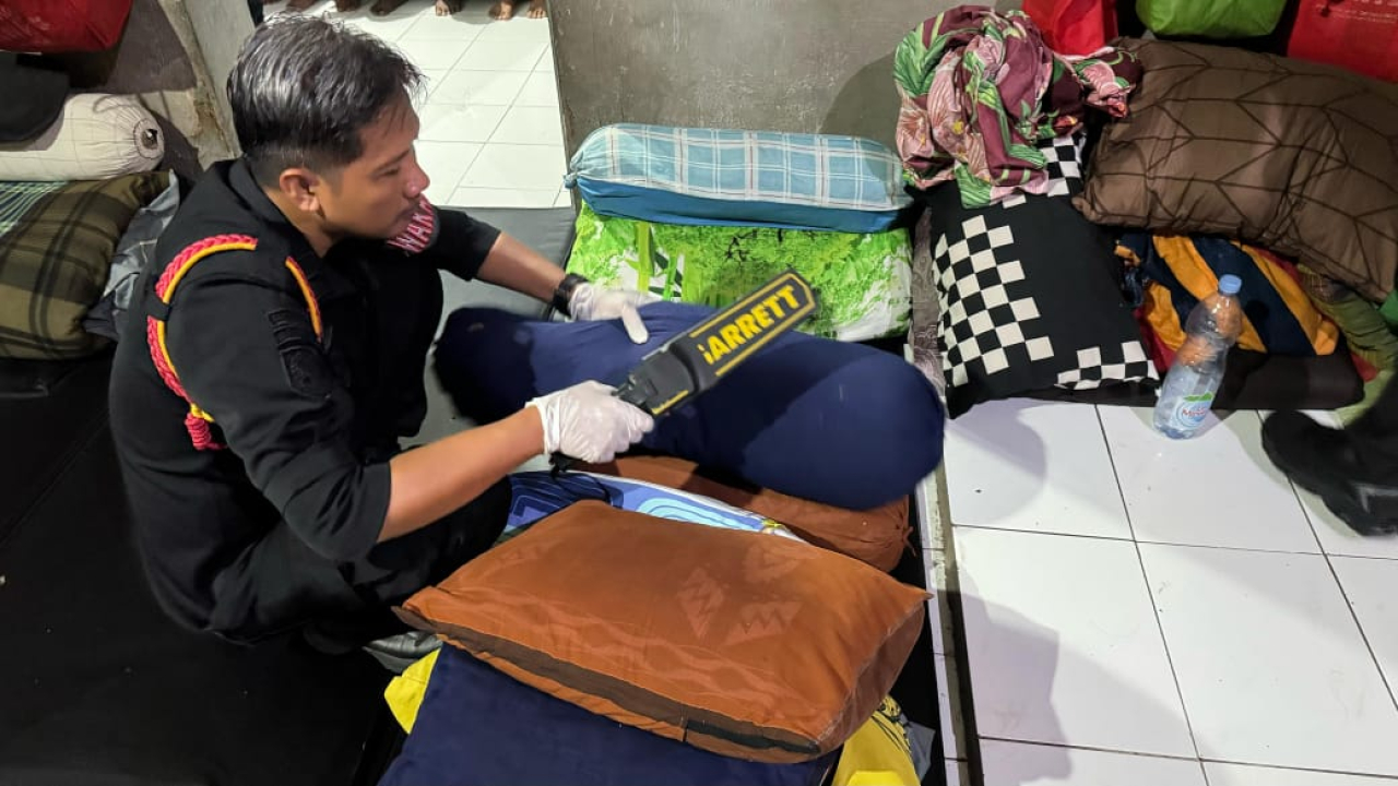 Petugas Lapas lakukan pemeriksaan menggunakan alat detektor logam pada barang milik warga binaan (foto : humaslapassidoarjo/mashuri_beritaformat.com)