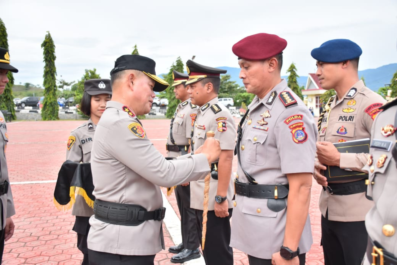 Kapolda Sulawesi Tengah, Irjen Pol. Dr. Agus Nugroho, saat menyempatkan breafet pada pejabat utama Polda Sulteng yang dilantik (foto : humaspoldasulteng/asri_beritaformat.com)